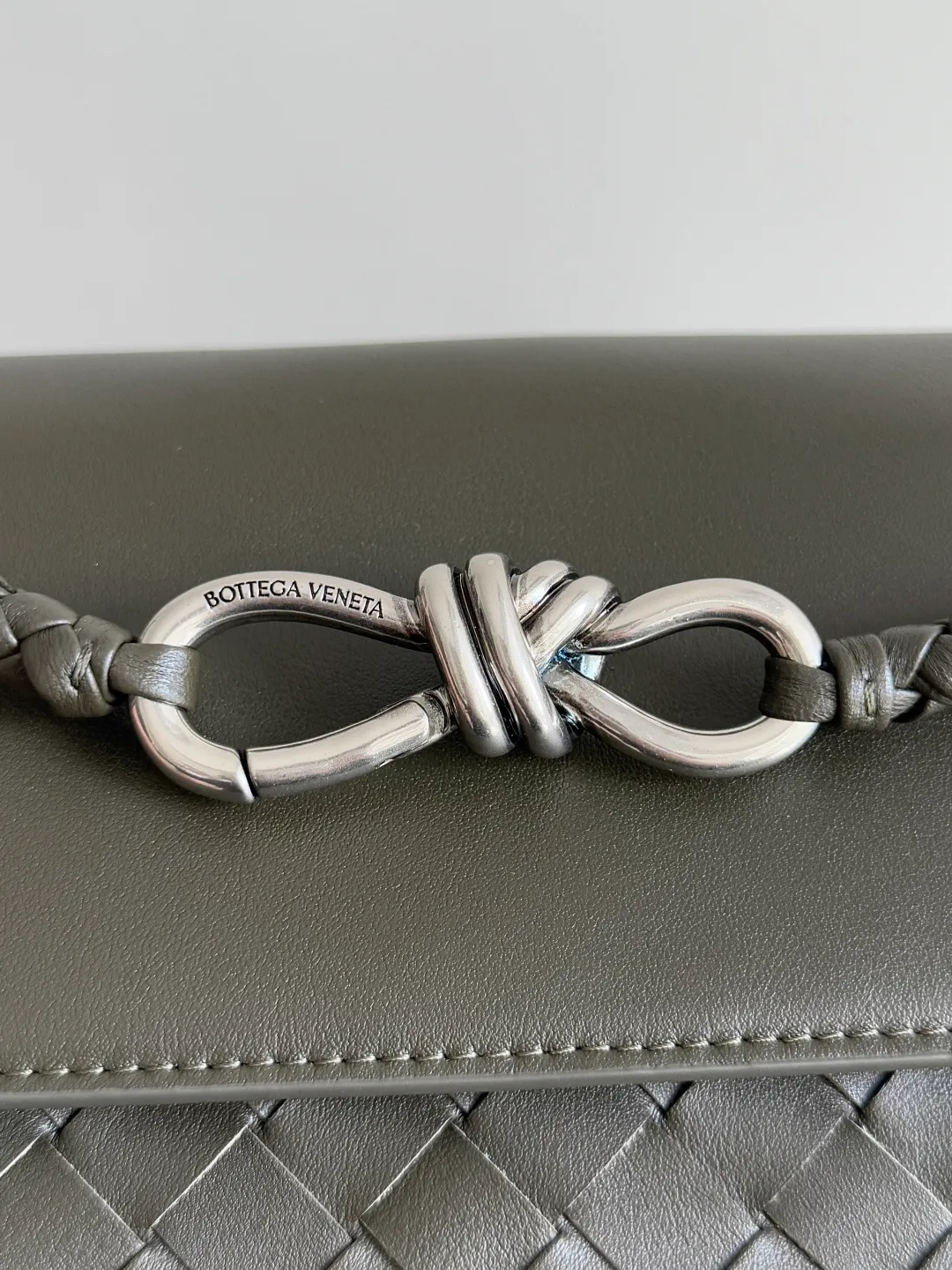 Batch 2460 BOTTEGA VENETA Bottega Veneta's 2025 new product for men ANDIAMO Bottega Veneta's main recommendation is undoubtedly the Andiamo small size. The first new favorite of the 2025 new product is a men's figure buckle bag. It can be seen that the designer has used many small ideas. The detachable crossbody strap is very convenient. It is convenient for elite office workers to reduce the burden on their hands when carrying work logs and office supplies. The interior is divided into two large compartments and a small zippered compartment. Unlike the women's model, the compartments here are not removable. The fixed large single layer also makes it easier to pack lightly when going out to work, and avoids the accumulation of too many small items. Style number: 815781 Size: 29*20*13cm